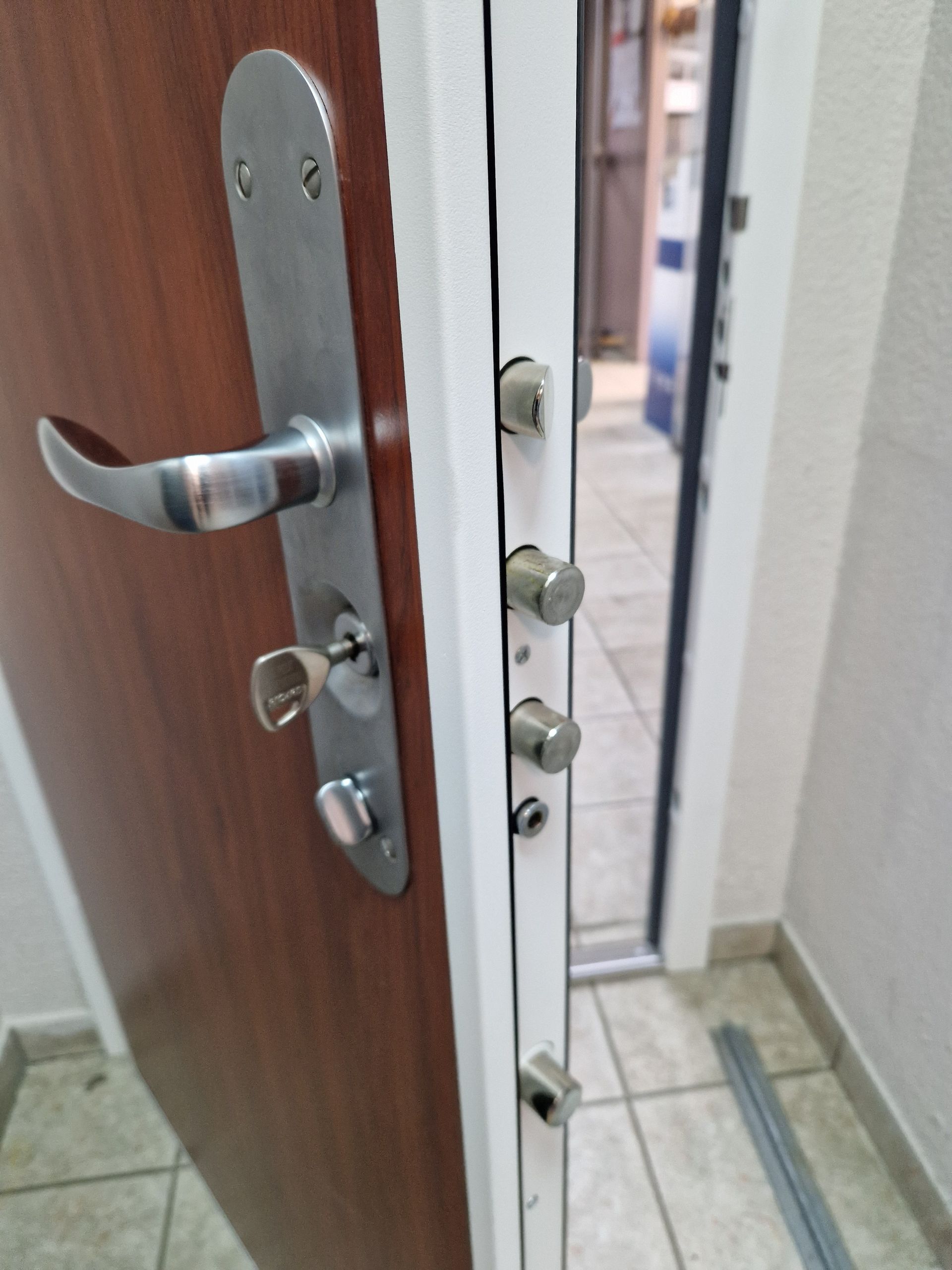 Porte blindée mi-ouverte