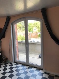 Porte-fenêtre blanche vue de l'intérieur