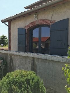 Fenêtres noire avec volets ouverts