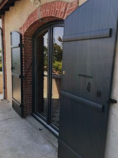 Des volets à battants peints en sombre