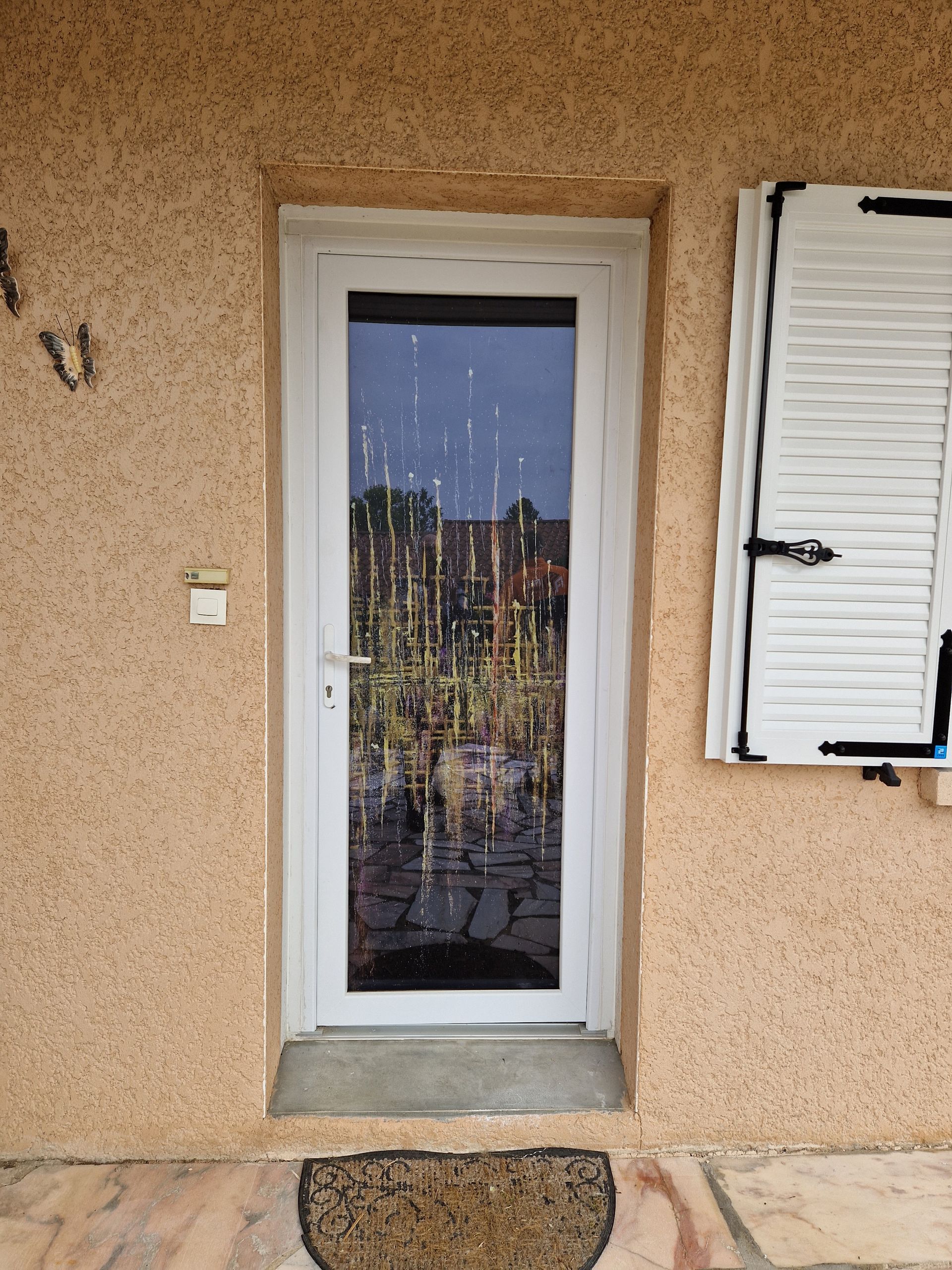 Porte d'entrée avec décoration dorée sur la vitre 2