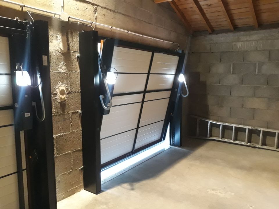 Porte de garage blanche basculante autoportée