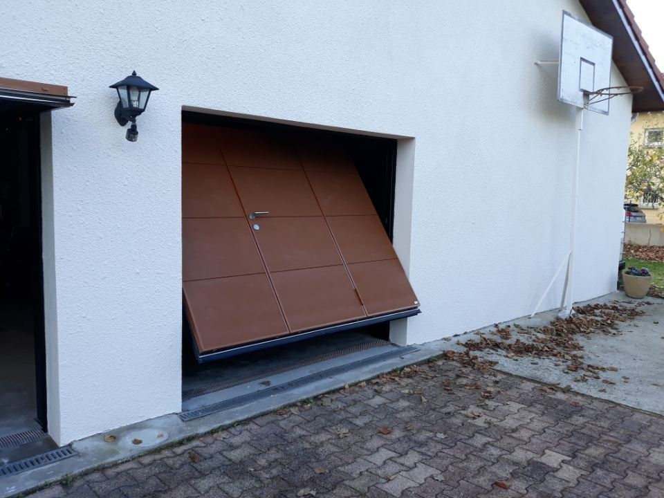 Porte de garage autoportée motorisée