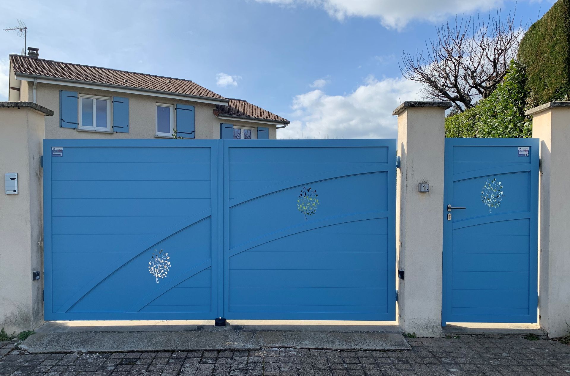 Portail bleu avec un portillon bleu