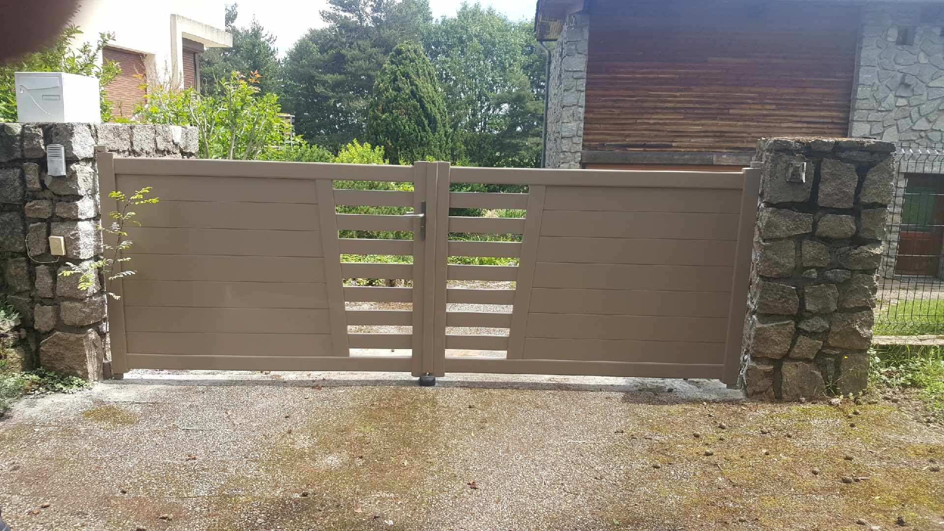 Portail battant en aluminium beige