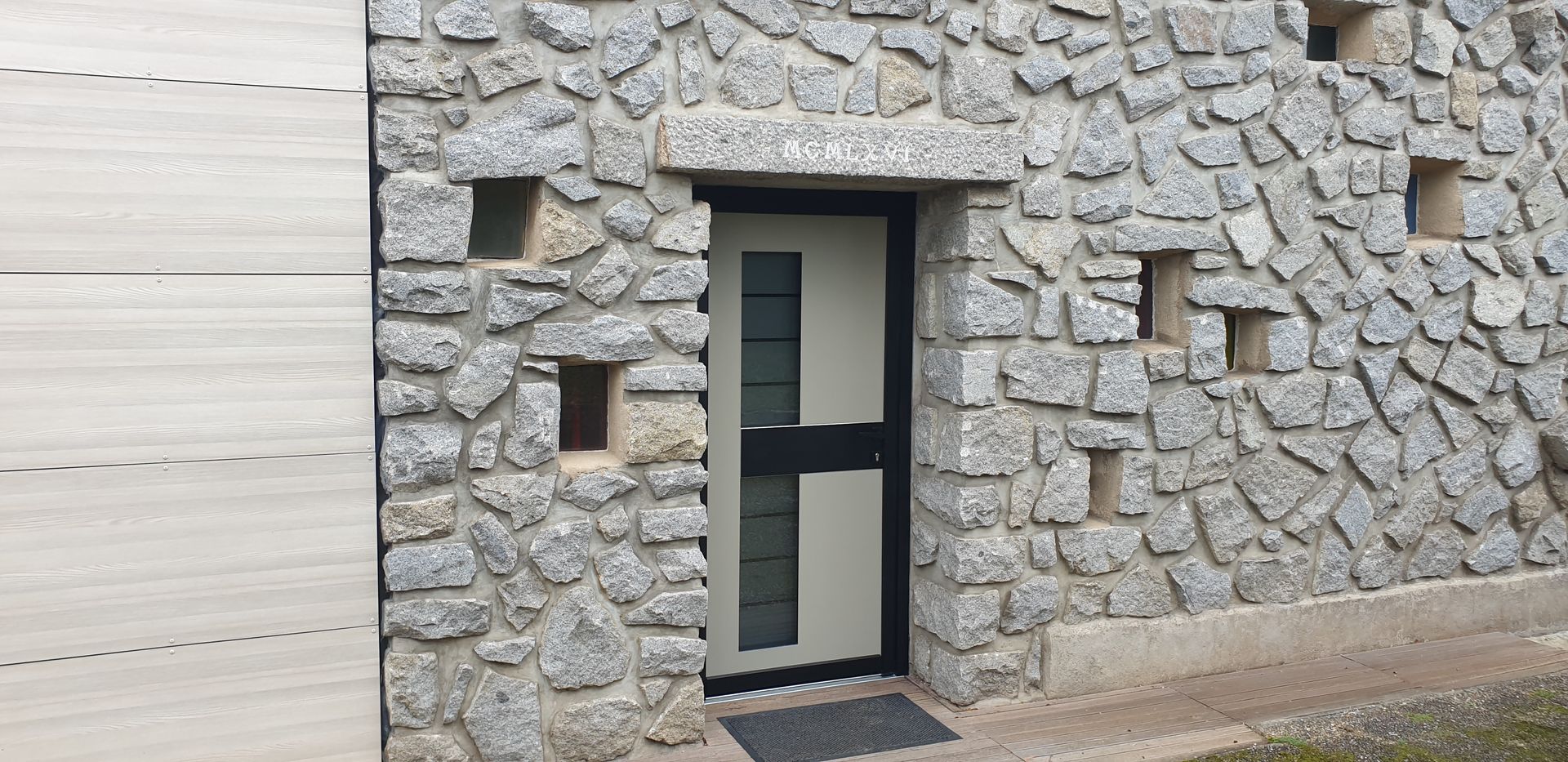 Porte en aluminium, vue de l'extérieur avec une partie vitrée