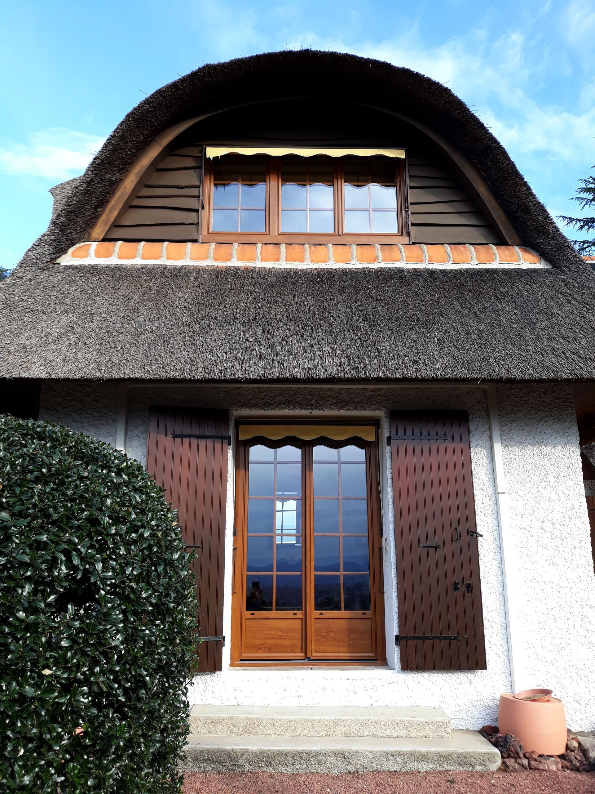 Fenêtre en bois sur une maison au style ancien