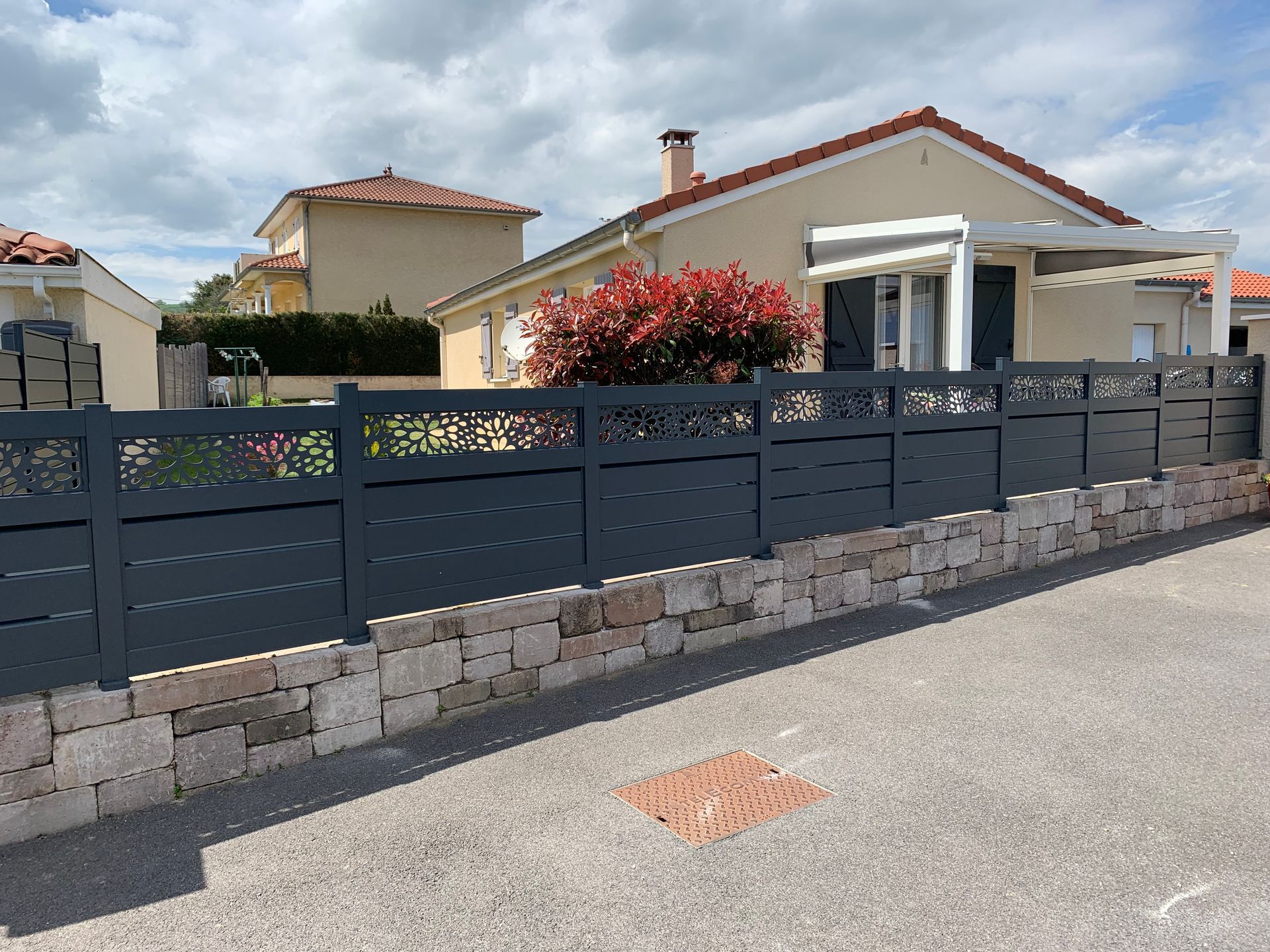 Clôture en aluminium avec tôle découpée au laser