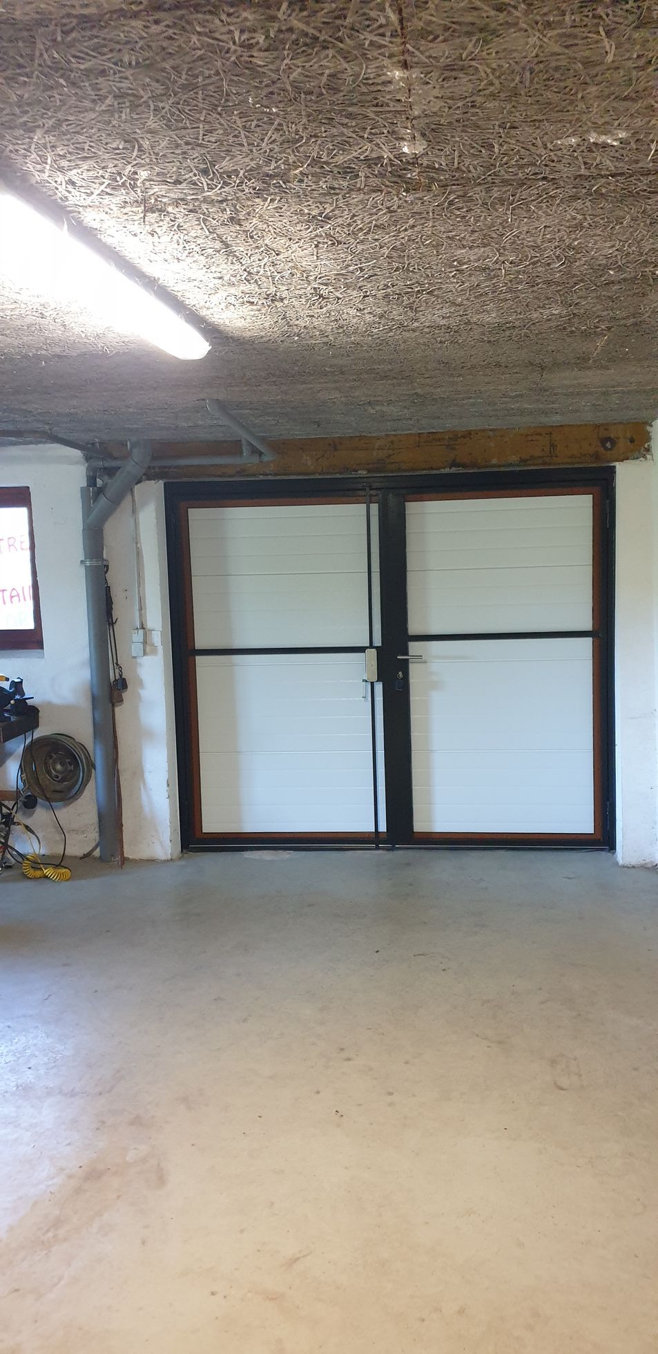 Porte de garage blanche en acier