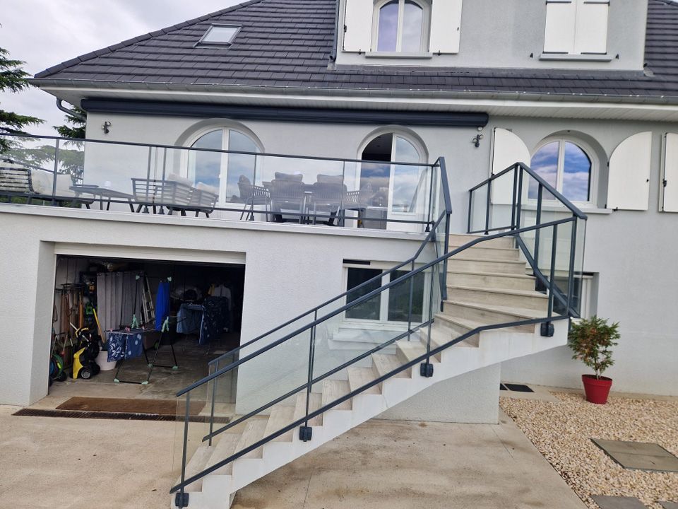 Terrasse au-dessus d'un garage avec accès par escalier avec un garde-corps
