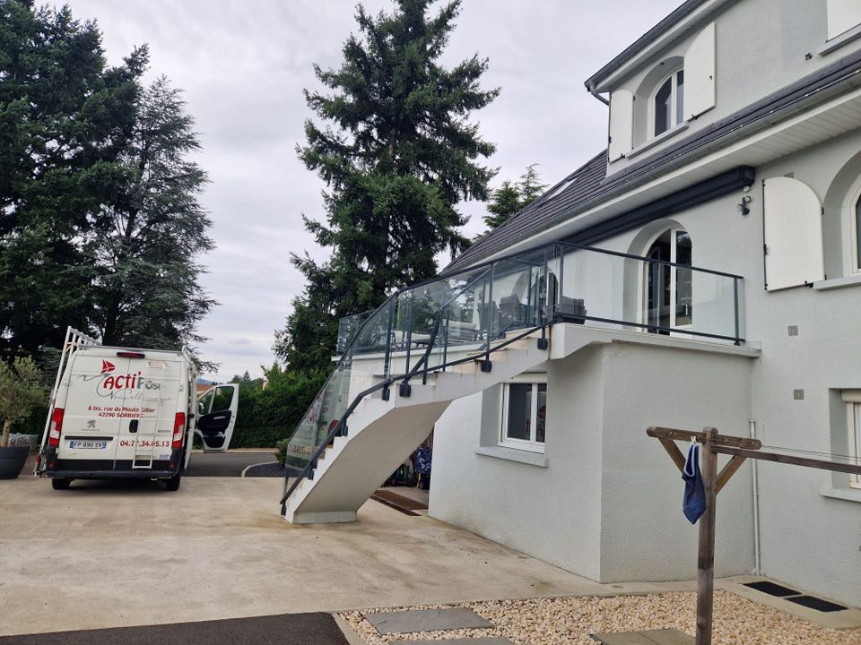 Escalier d'angle menant vers une terrasse avec un garde corps