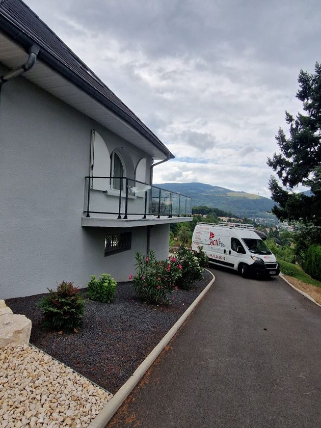 Balcon avec un garde corps en verre