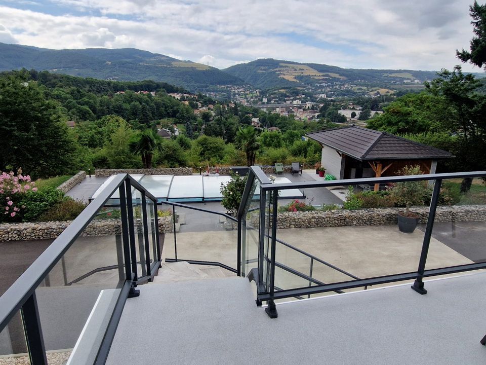 Garde-corps gris sur une terrasse carrelée