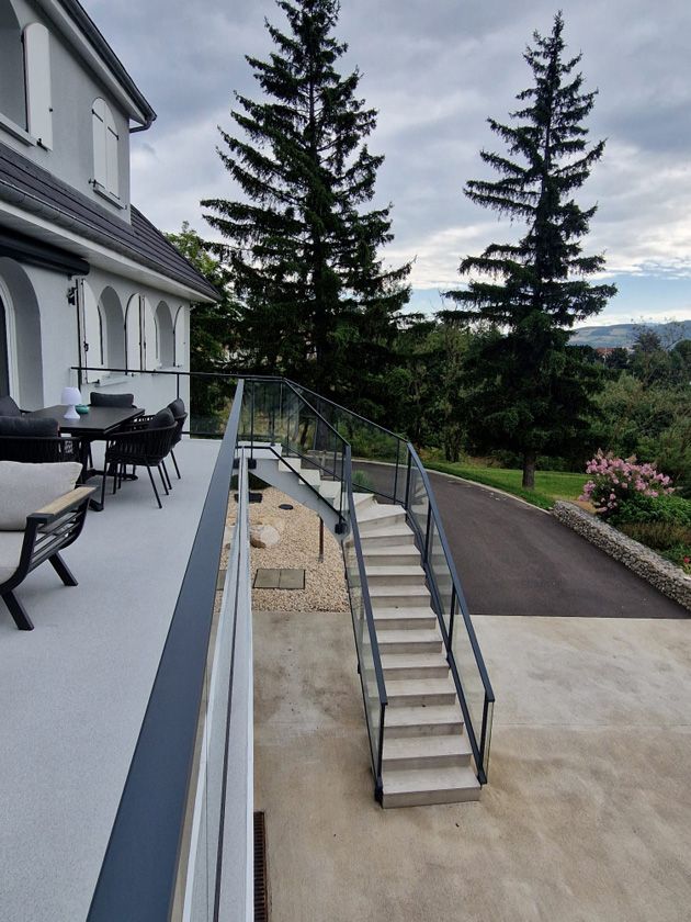 Garde-corps d'escalier d'angle en extérieur