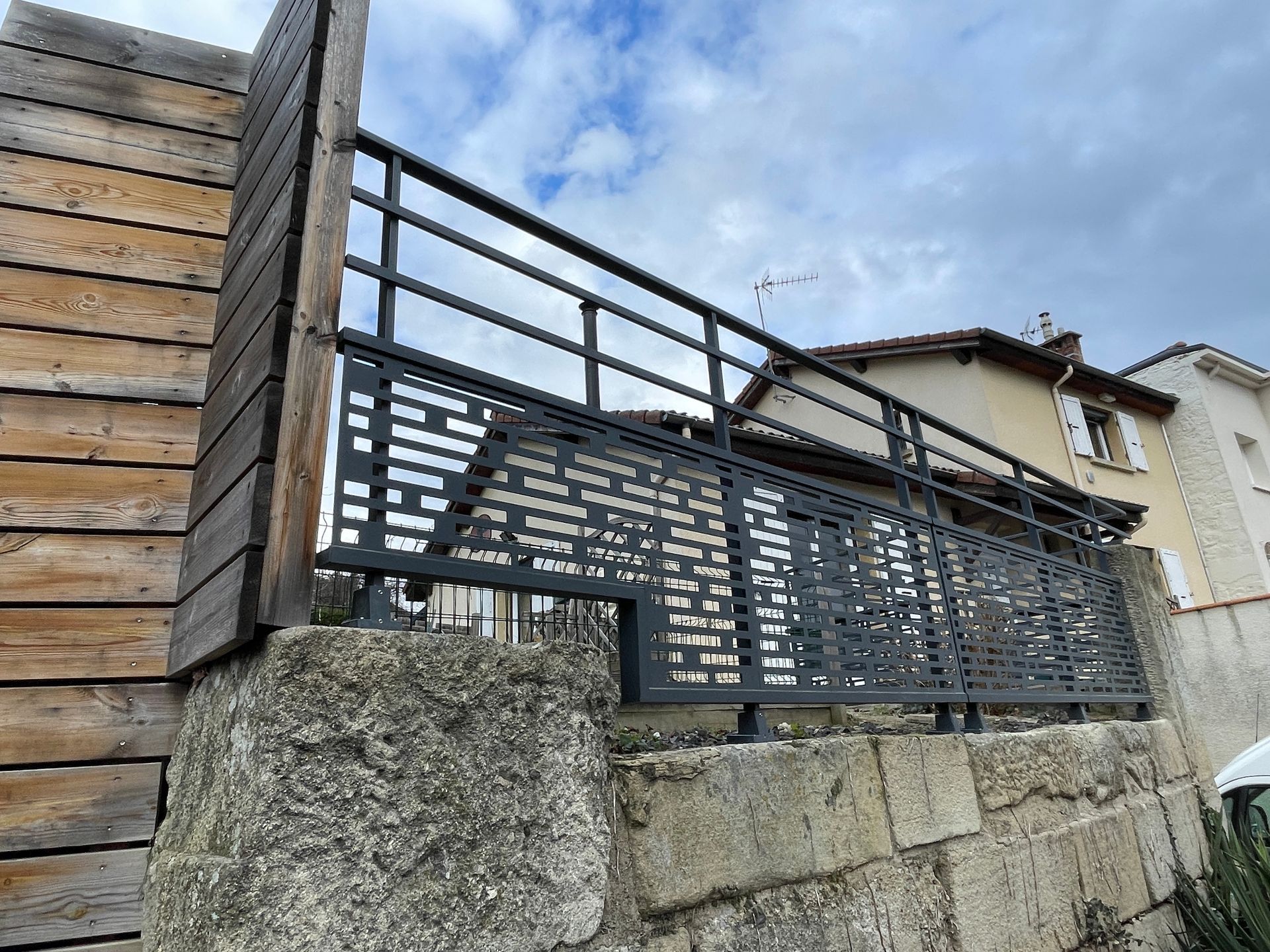 Garde-corps et brise-vue en bois