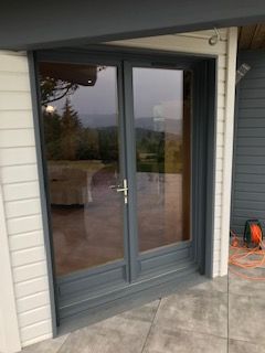 Porte fenêtre grise fermée