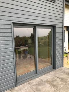 Baie coulissante en aluminium anthracite fermée