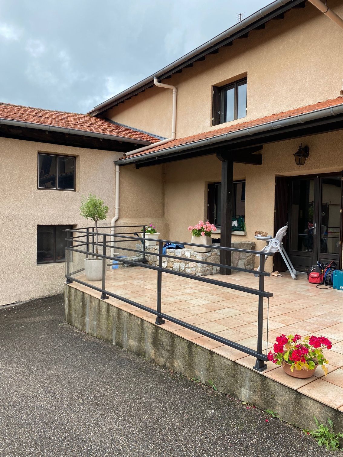 Garde corps en métal noir sur une terrasse carrelée 