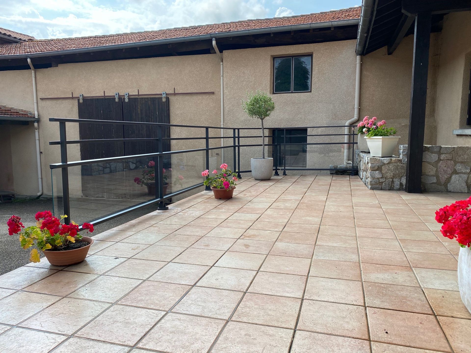 Garde corps en métal noir sur une terrasse carrelée 6