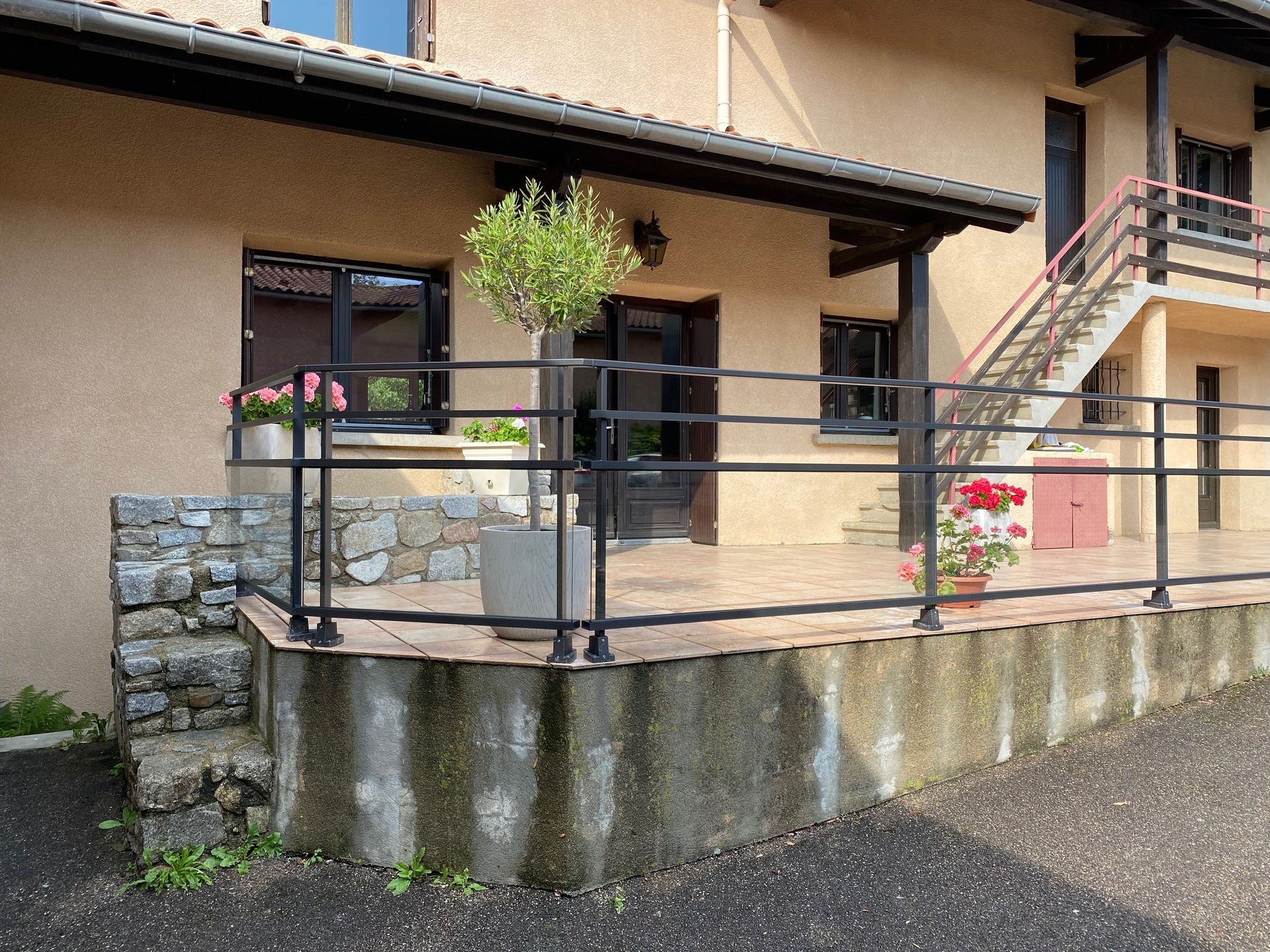 Garde corps en métal noir sur une terrasse carrelée 5