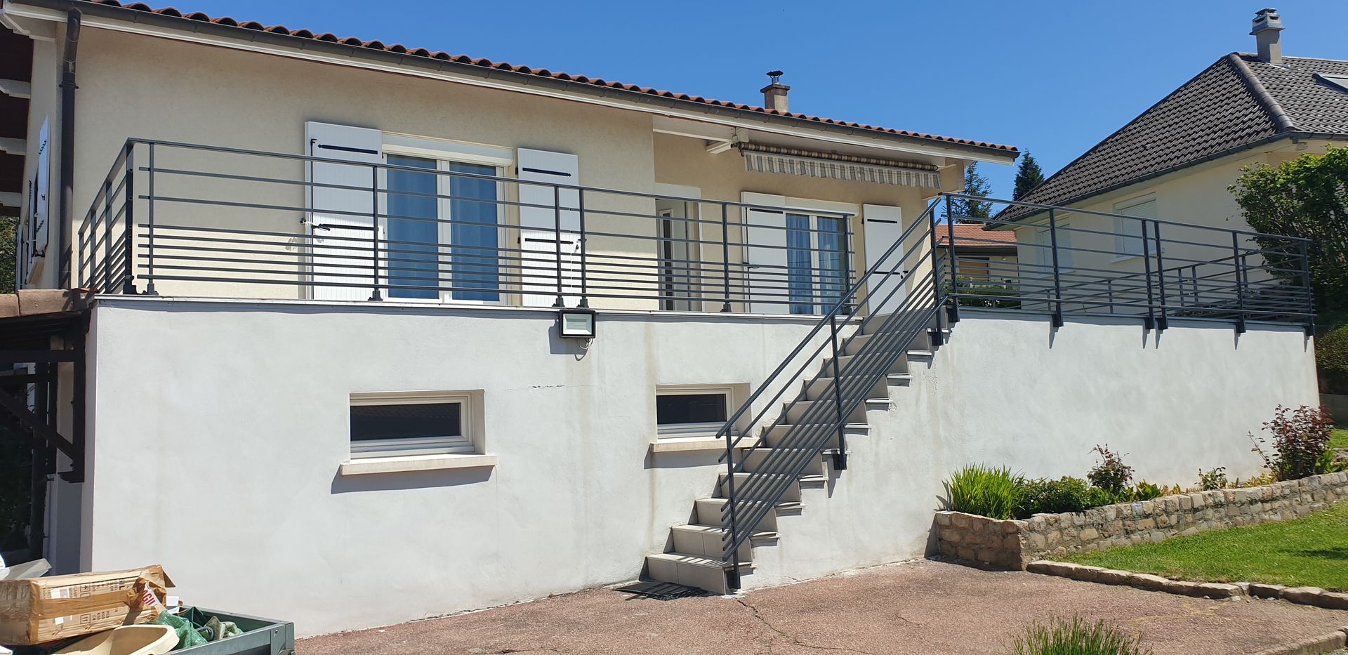 Garde-corps sur une terrasse surélevée avec un escalier 