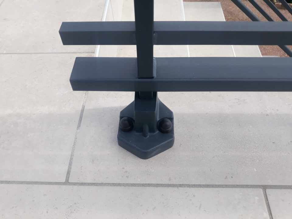 Garde-corps en métal gris vu de près 