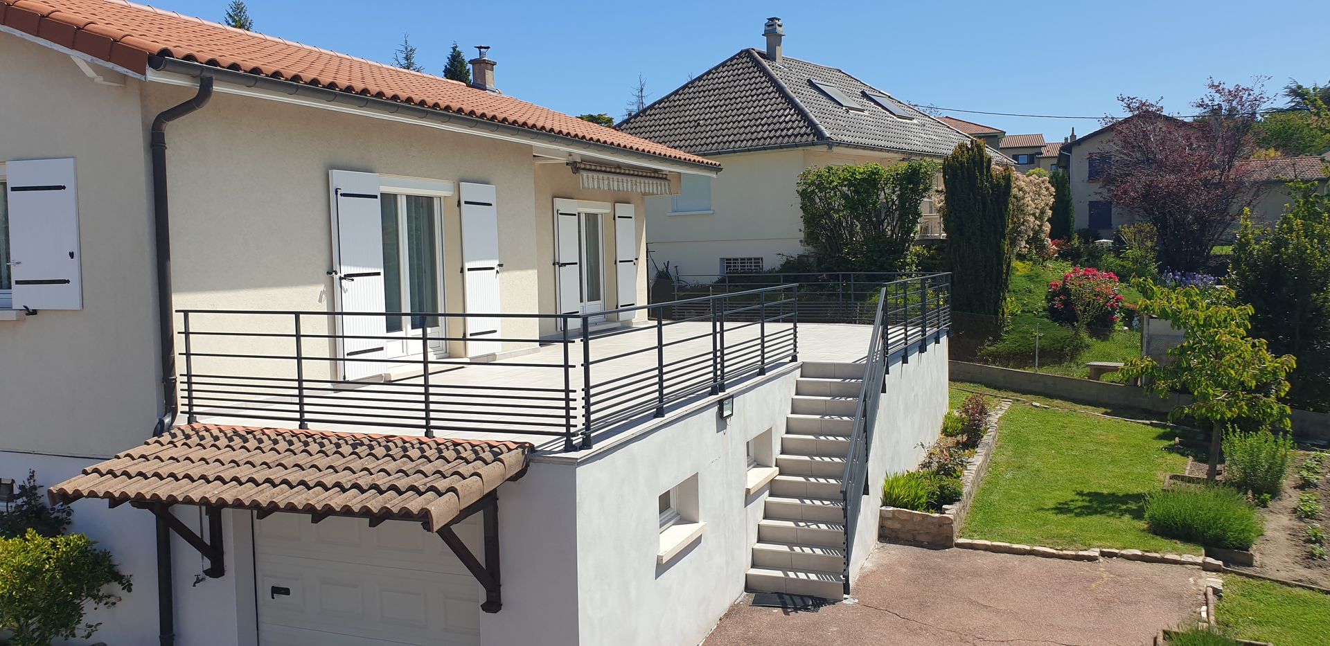 Terrasse surélevée avec garde-corps