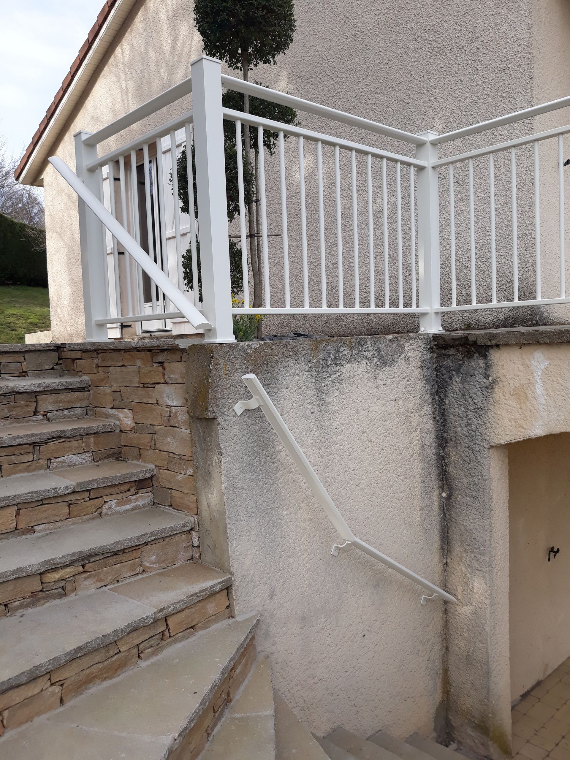 Rampe pour main suivant un mur dans un escalier