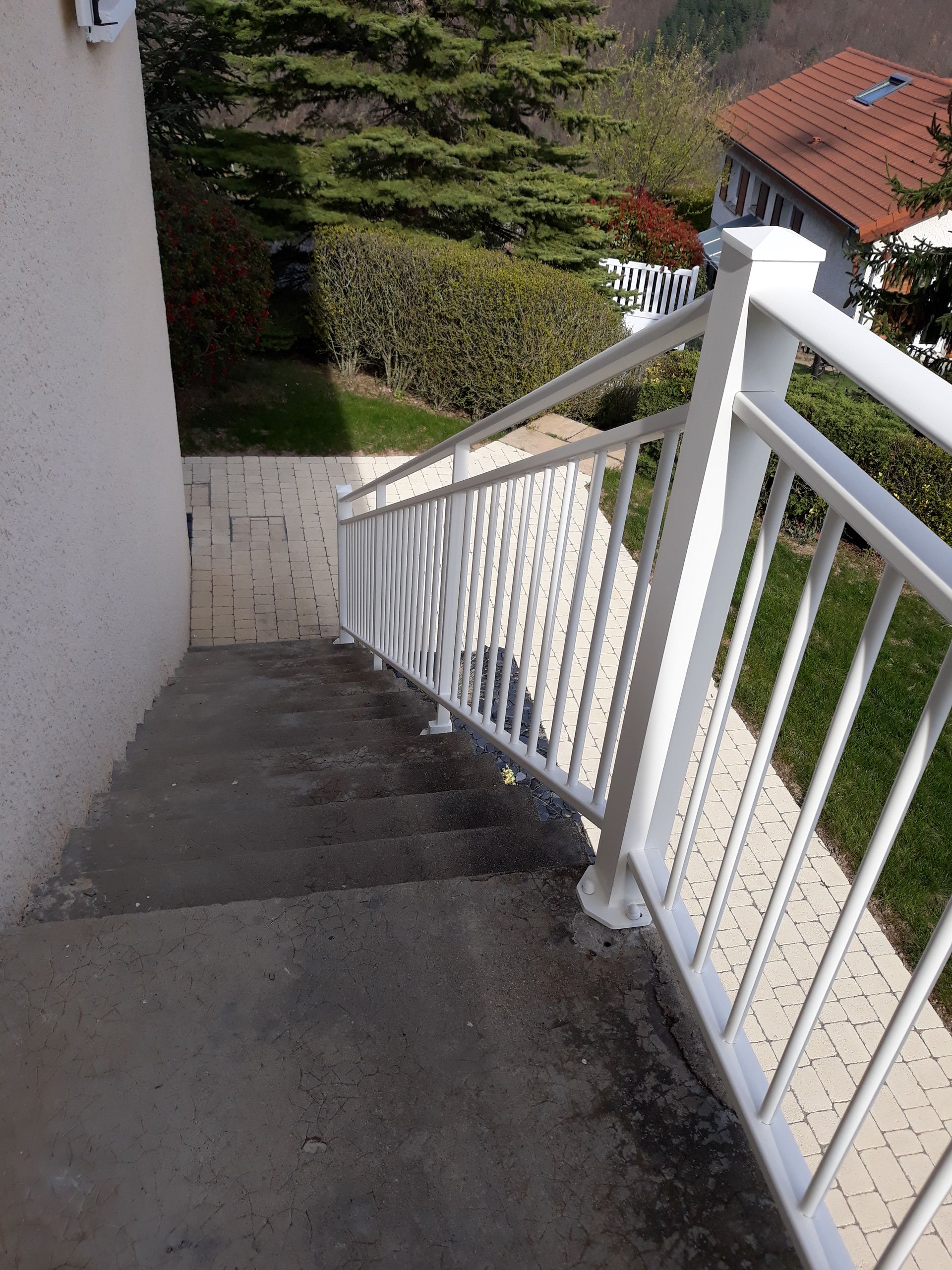 Garde corps blanc suivant des marches 