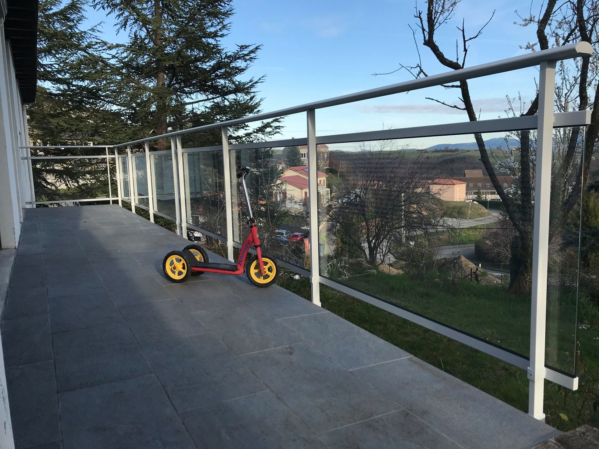 Garde-corps vitré sur une terrasse surélevée