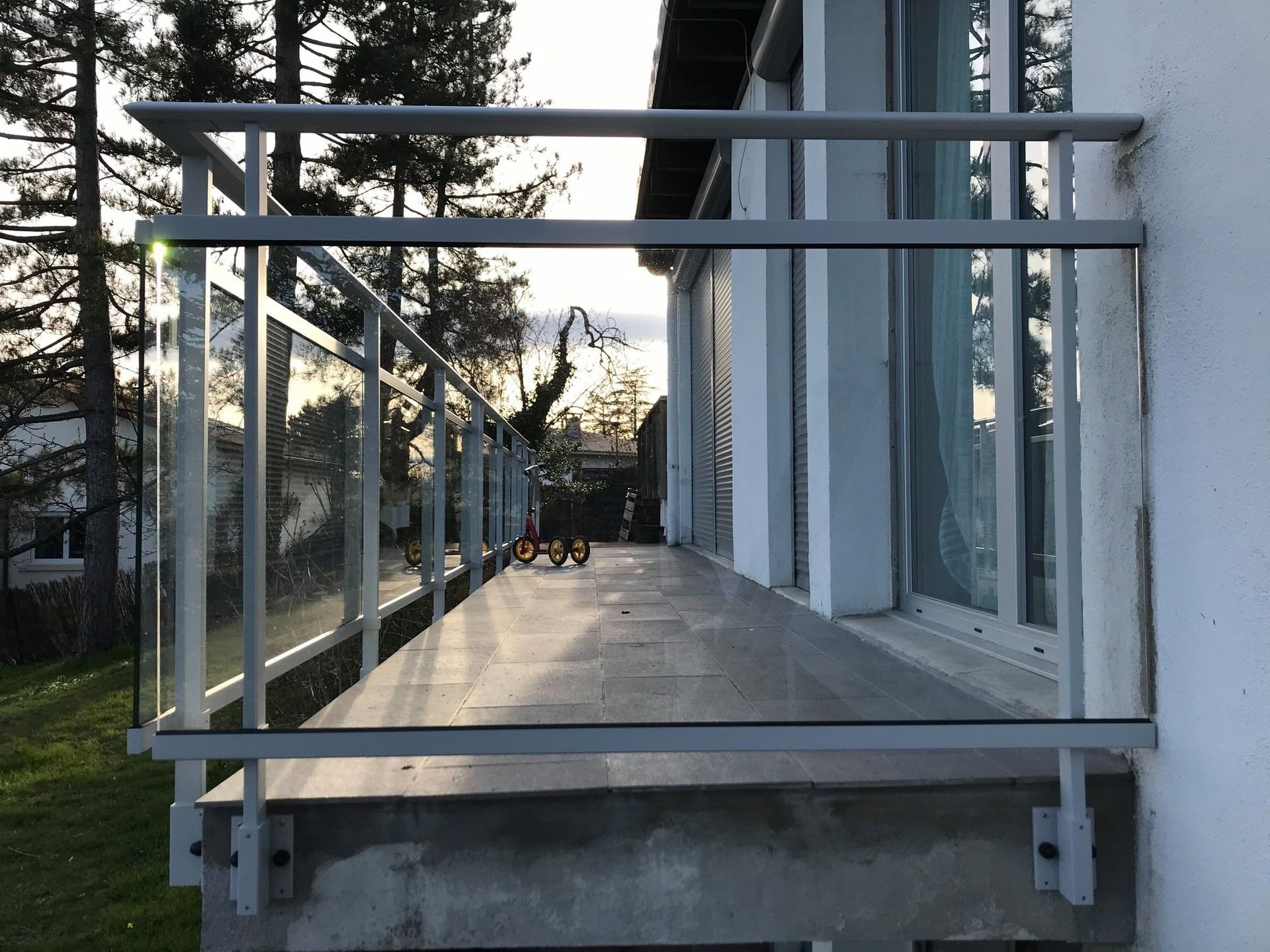 Garde corps en métal et en verre autour d'une maison surélevée 