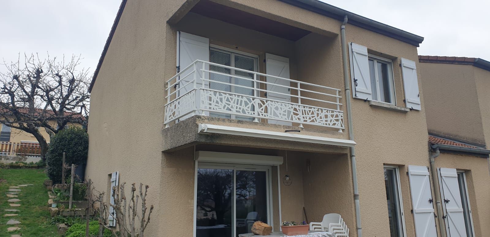 Garde corps blanc sur un balcon a l'étage