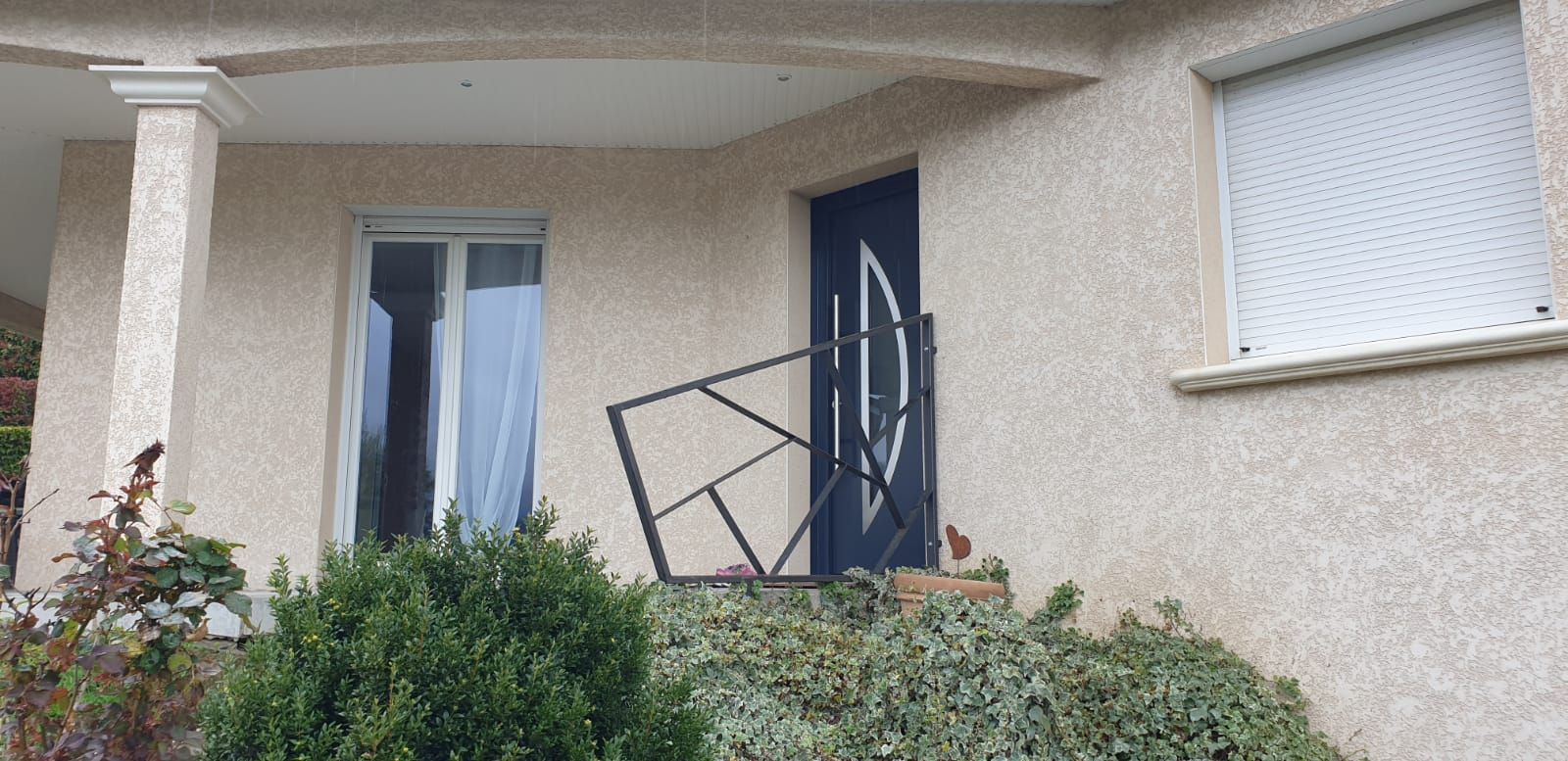 Porte d'entrée grise avec vitre arrondie