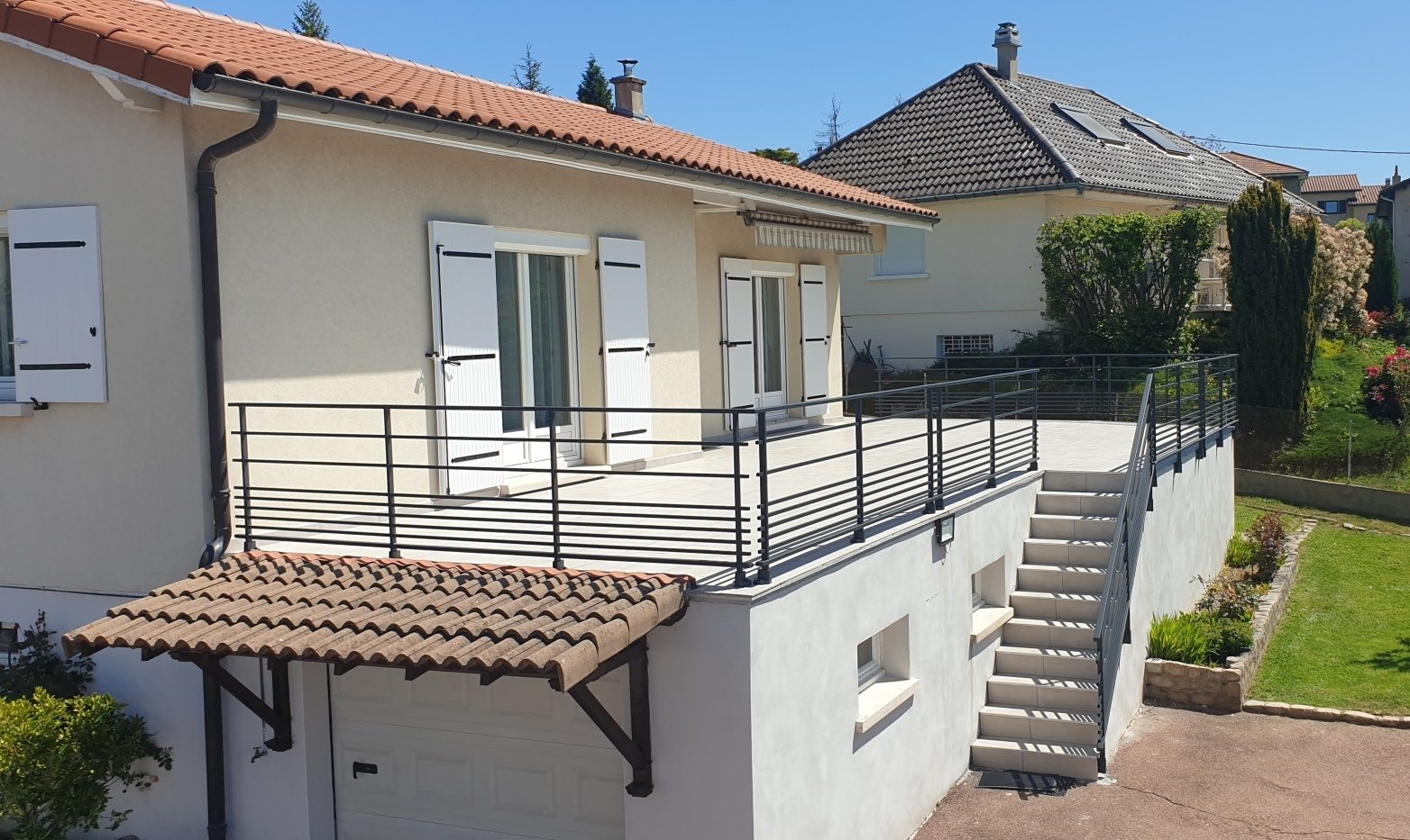 Vue d'ensemble d'une terrasse et d'un escalier avec garde corps