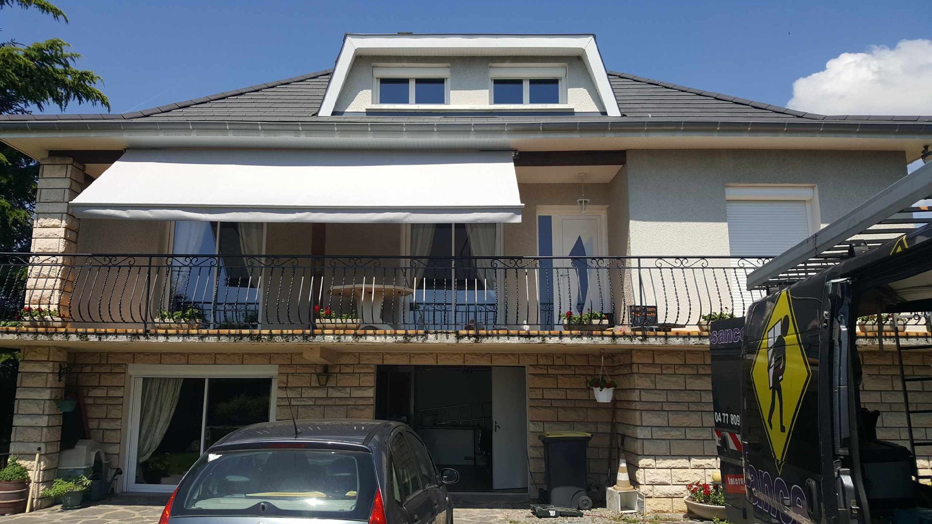 Vue de loin d'un store blanc sur une terrasse