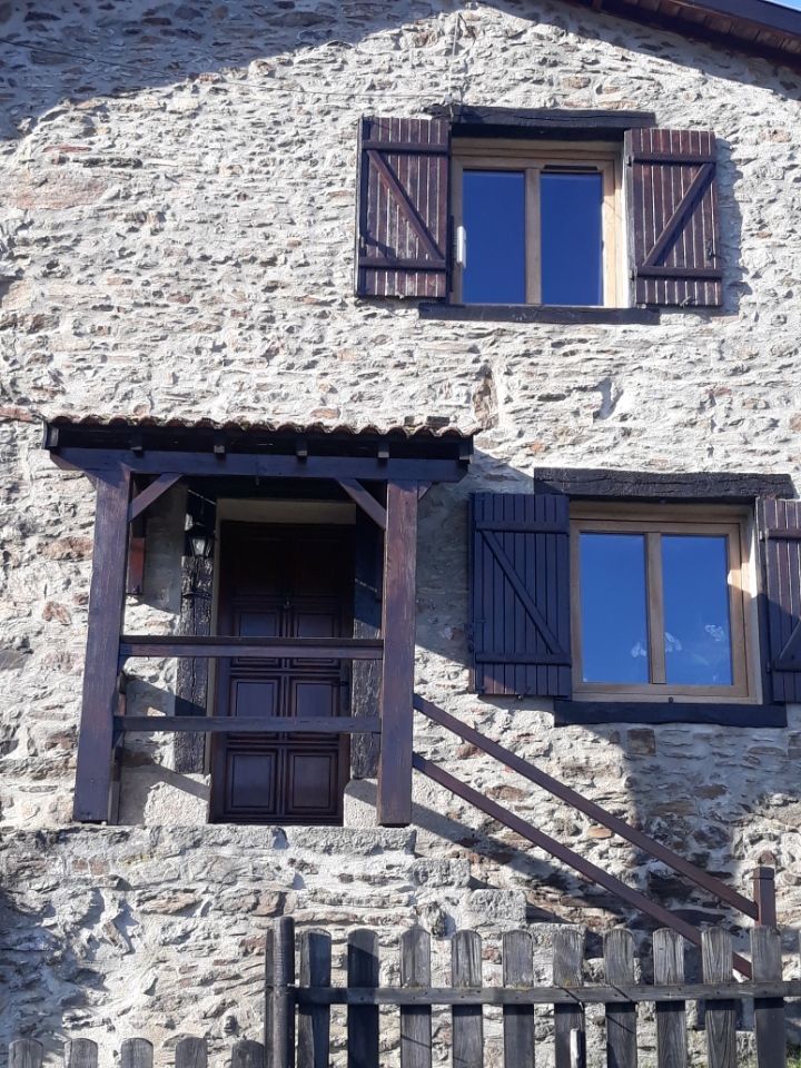 Maison avec deux fenêtres et une porte