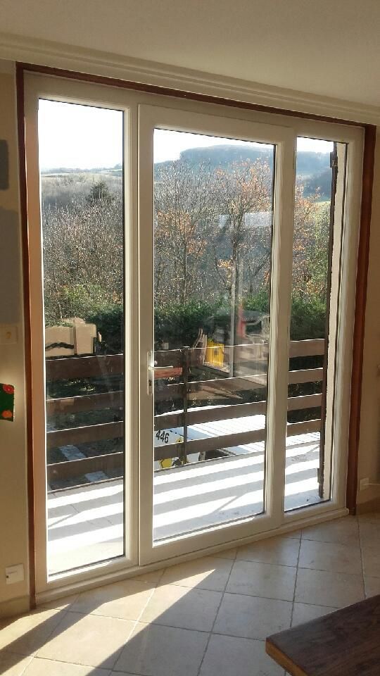 Porte-fenêtre en PVC blanche