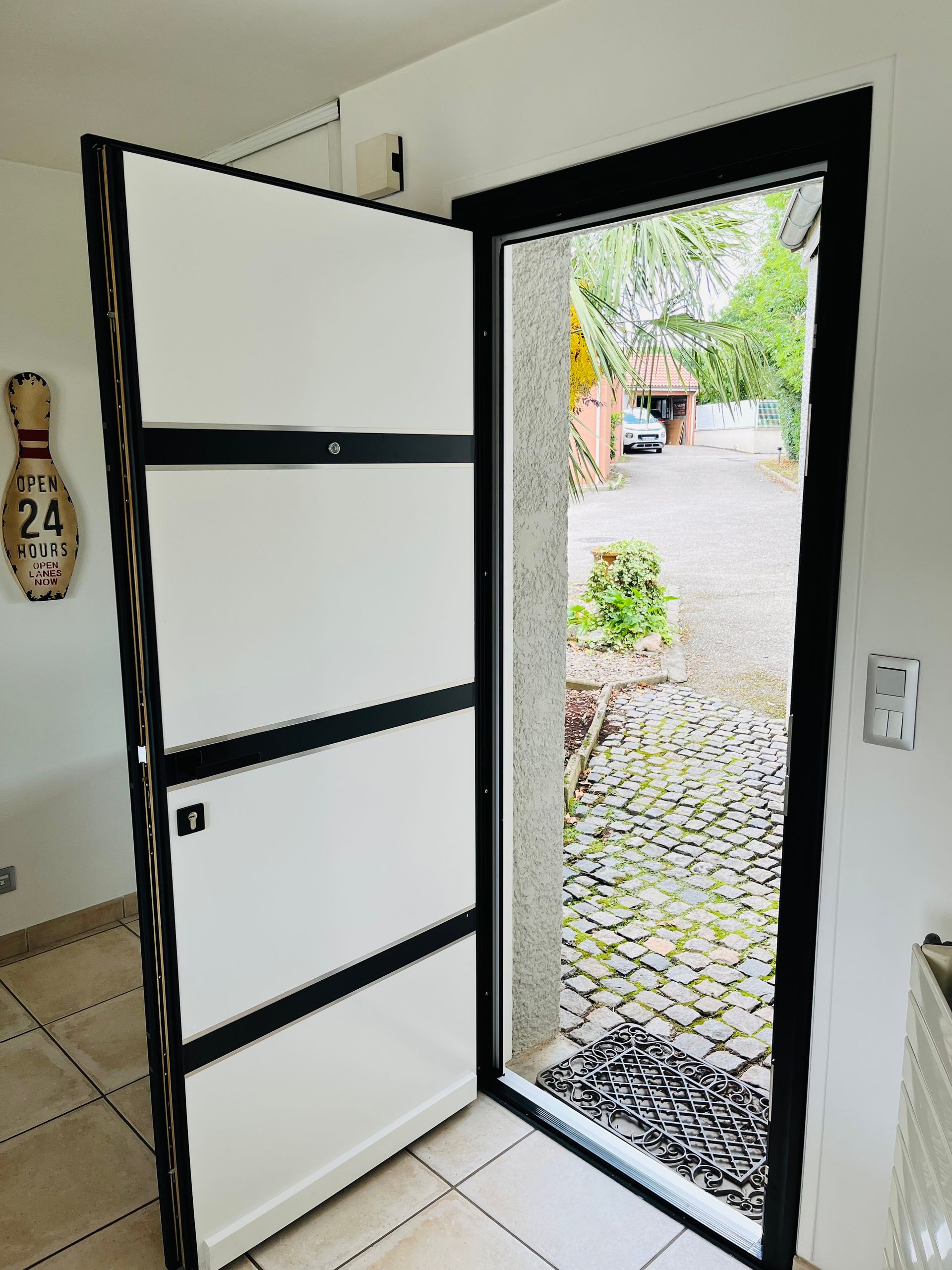 Porte d'entrée ouverte vue de l'intérieur