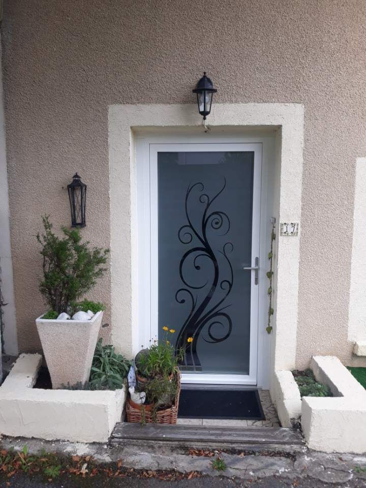 Porte d'entrée vitrée fumée avec décoration abstraite 2