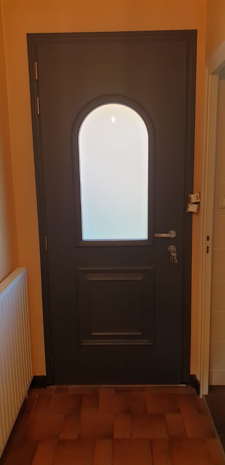 Porte d'entrée avec grand carreau de verre au centre 2