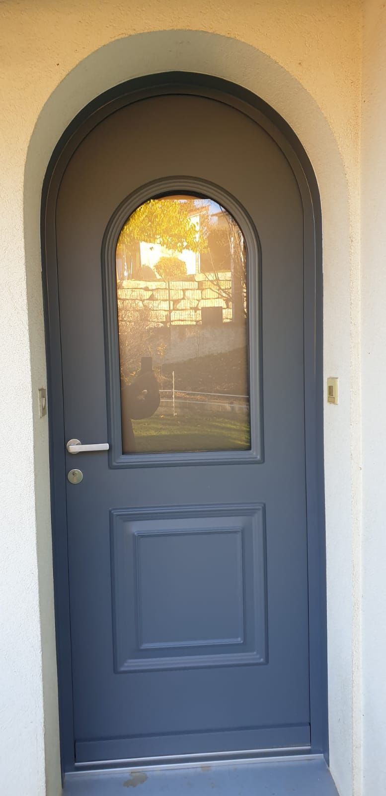 Porte en aluminium fermée, vue de l'extérieur