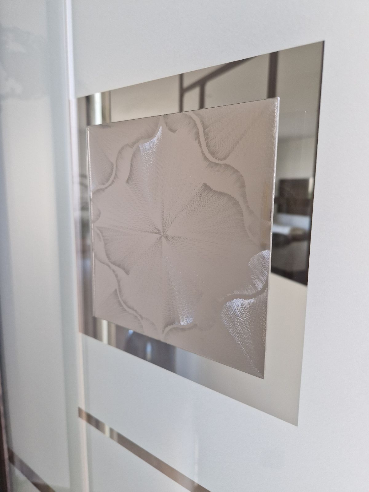 Décoration métallique sur une porte d'entrée 2