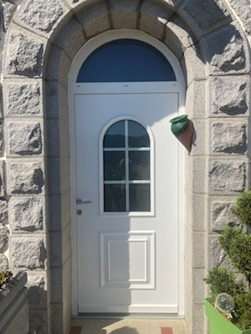 Porte d'entrée blanche avec vitre