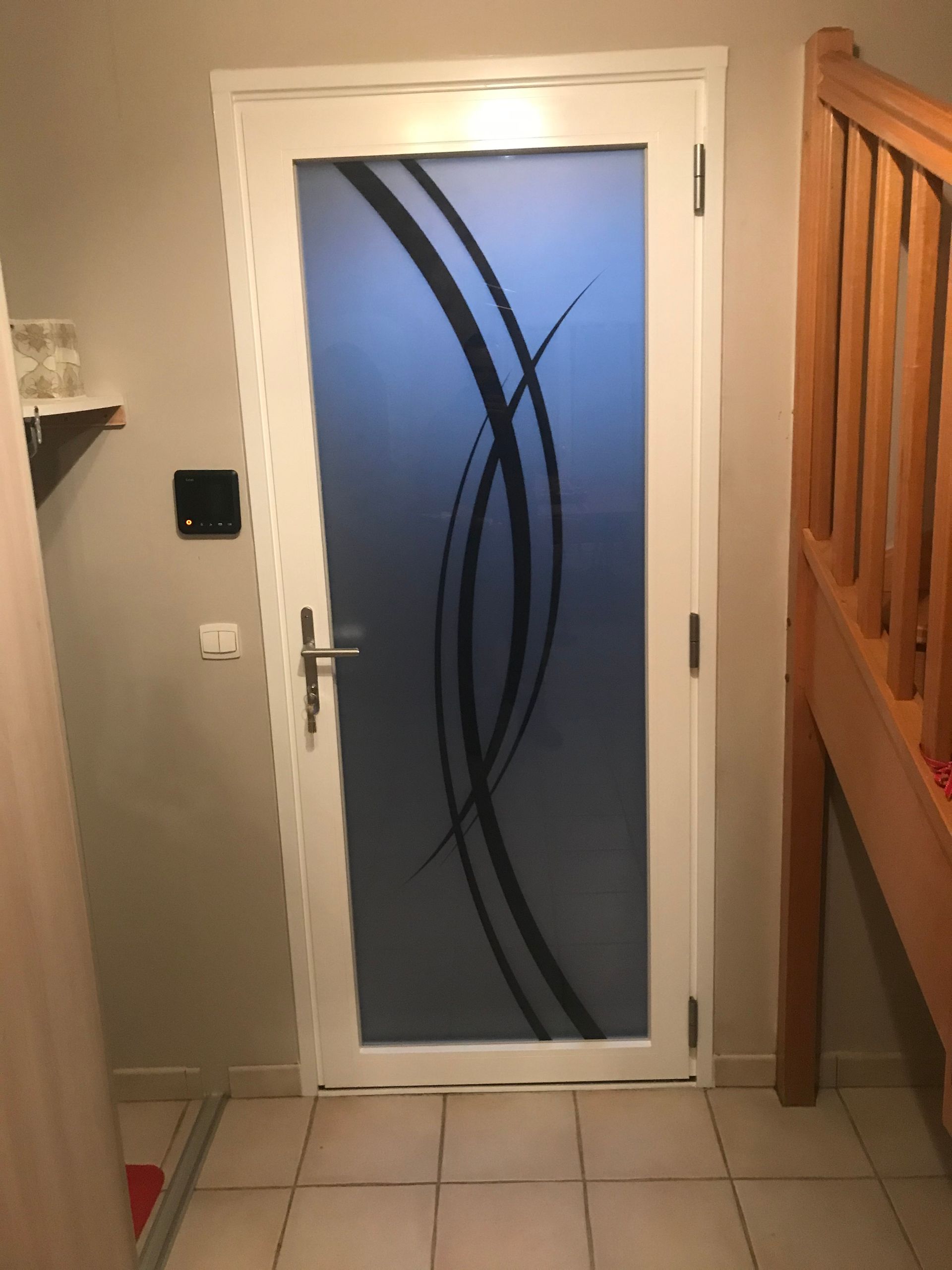 Porte d'entrée vitrée avec décoration abstraite 2