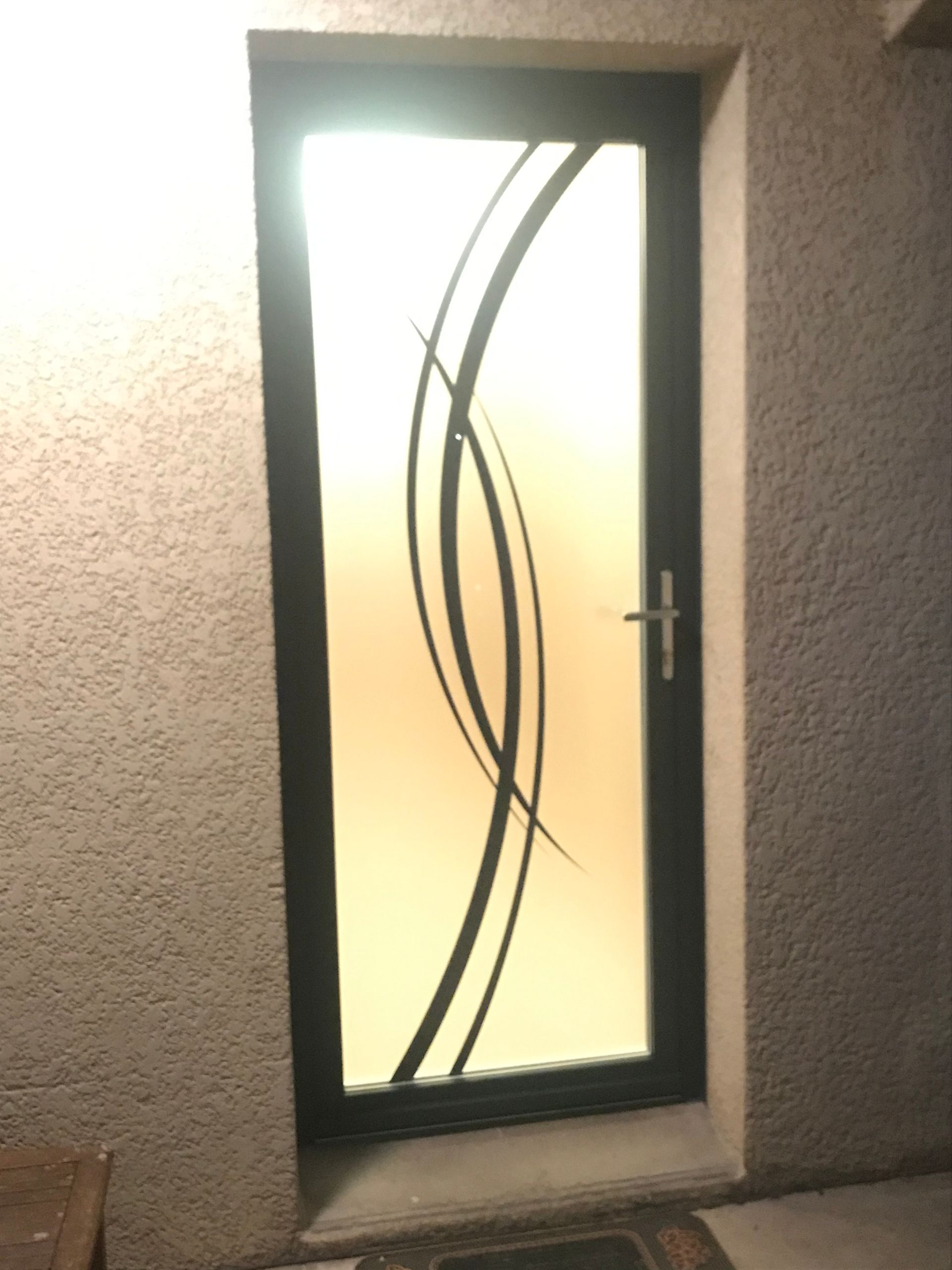 Porte d'entrée vitrée avec décoration abstraite