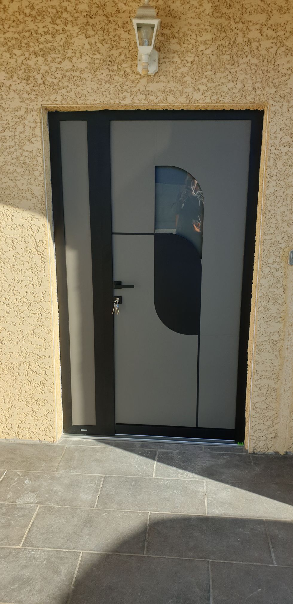 Porte d'entrée alu avec chassis fixe latéral