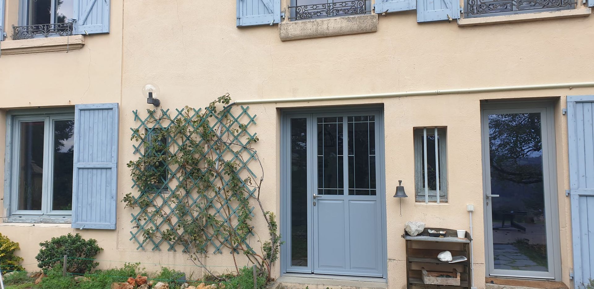 Porte d'entrée bleu clair avec vitrages