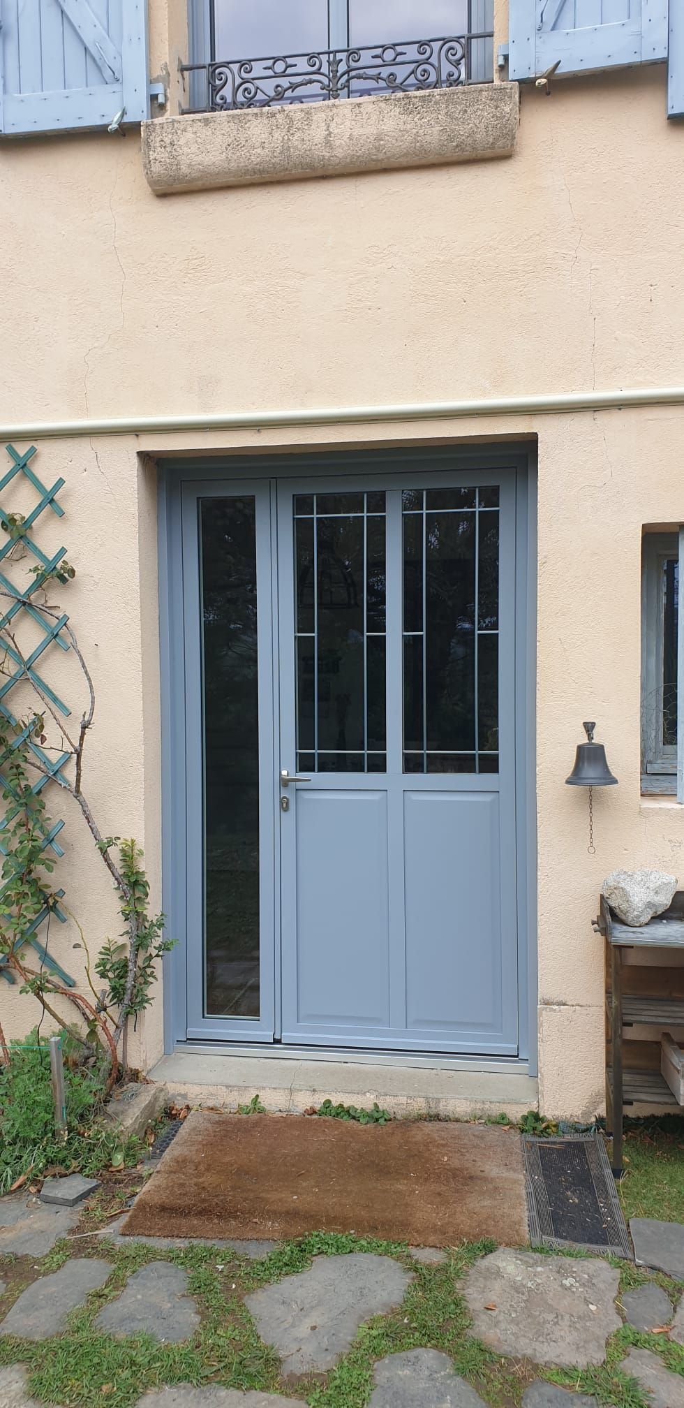 Porte d'entrée bleue avec 3 vitres