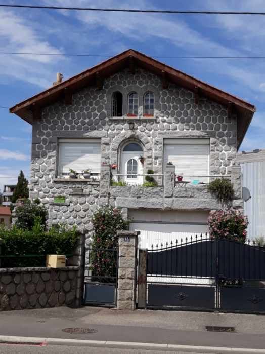 Façade maison avec une porte d'entrée neuve