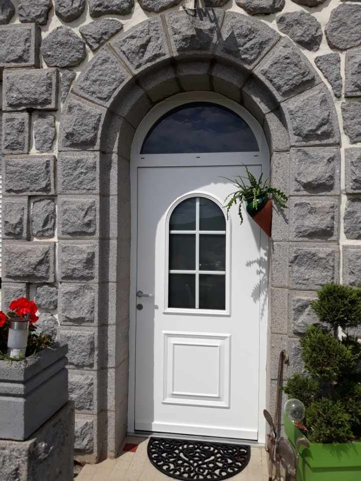 Porte d'entrée cintrée avec partie vitrée